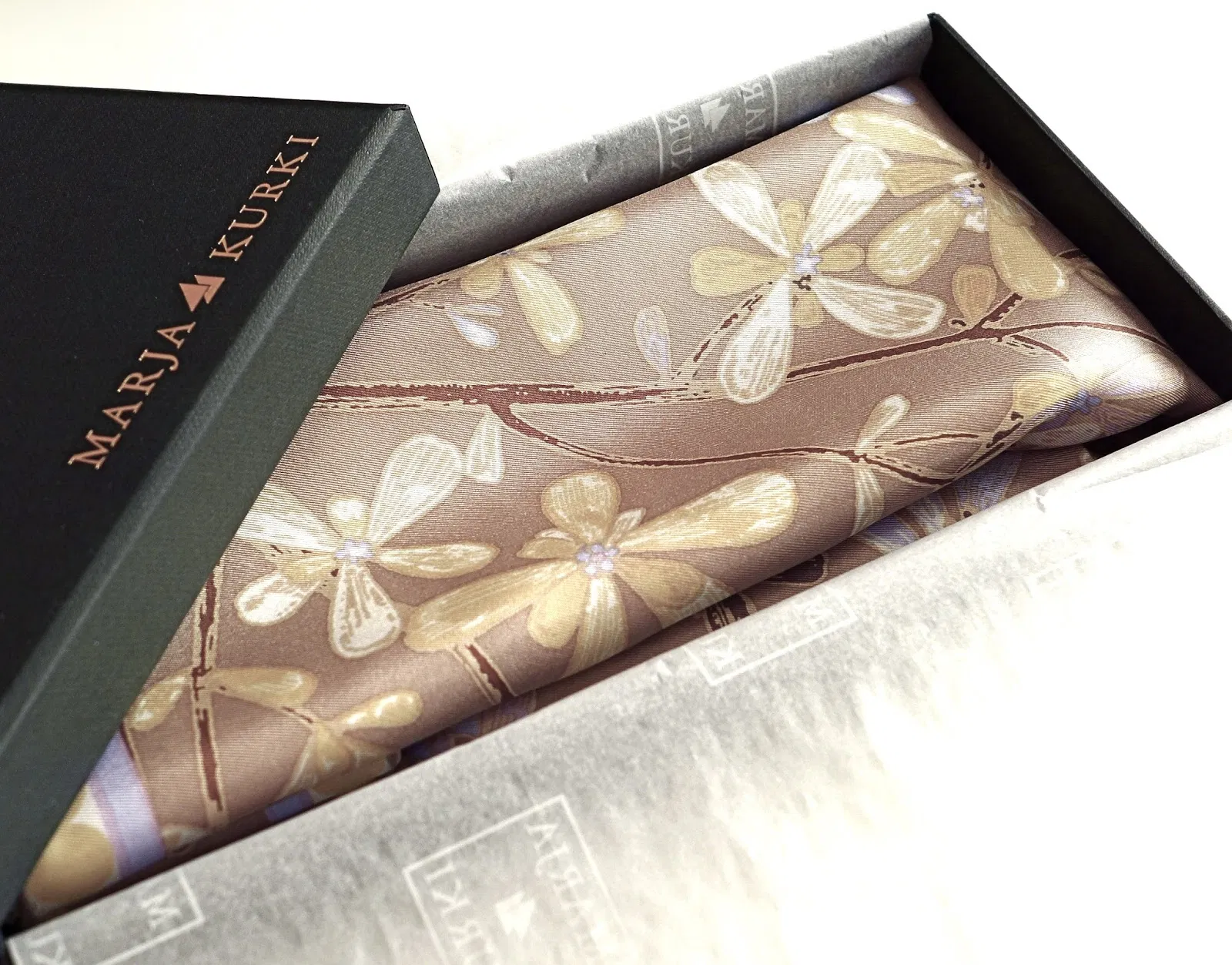 Khăn lụa của Marja Kurki (Ảnh: Internet)