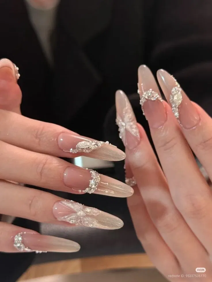 Mẫu nail french kết hợp đính đá
