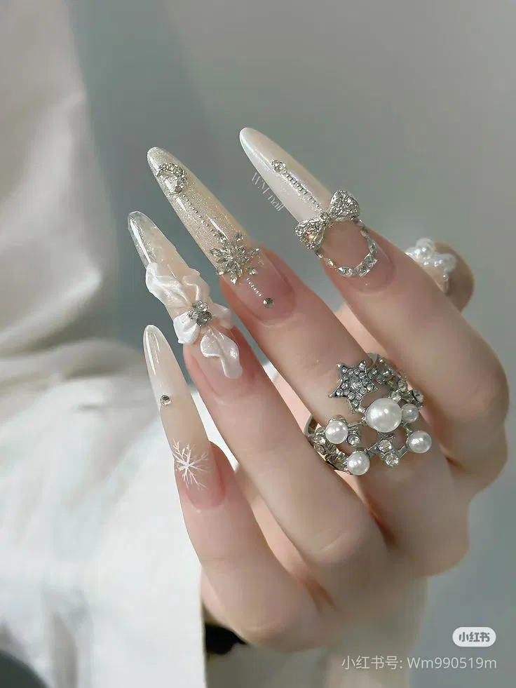 Đầu móng trắng cùng với hiệu ứng đính đá chuỗi