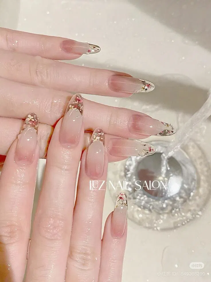 Nếu chán kiểu french cơ bản thì đây là 101 mẫu nail french trendy mà nàng nên thử 2025 mẫu nail french mẫu nail french 2025 mẫu nail french đầu móng mẫu nail french đẹp Mẫu nail french mắt mèo sang chảnh nail french Nail french phong cách Y3K