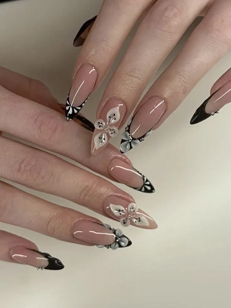 Nail french kết hợp với hoa nổi