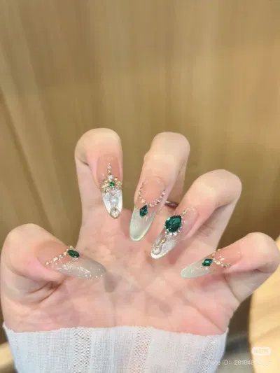 Nếu chán kiểu french cơ bản thì đây là 101 mẫu nail french trendy mà nàng nên thử 2025 mẫu nail french mẫu nail french 2025 mẫu nail french đầu móng mẫu nail french đẹp Mẫu nail french mắt mèo sang chảnh nail french Nail french phong cách Y3K