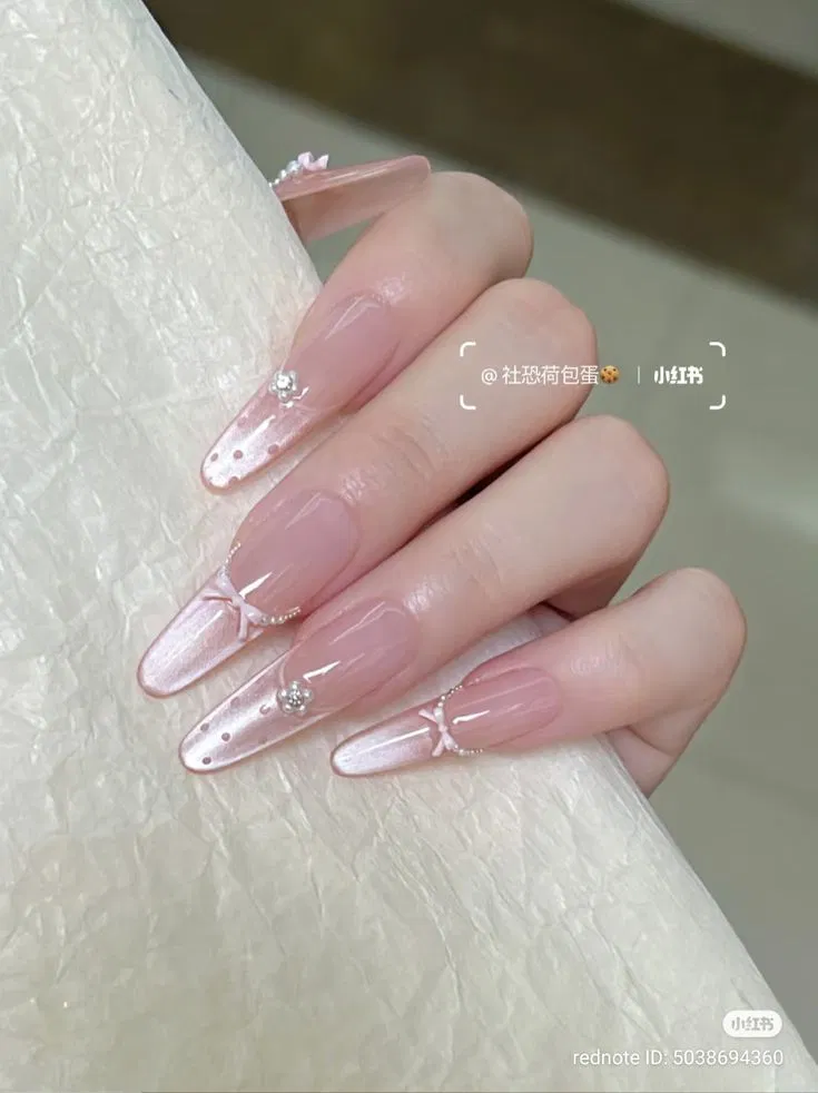 Nếu chán kiểu french cơ bản thì đây là 101 mẫu nail french trendy mà nàng nên thử 2025 mẫu nail french mẫu nail french 2025 mẫu nail french đầu móng mẫu nail french đẹp Mẫu nail french mắt mèo sang chảnh nail french Nail french phong cách Y3K