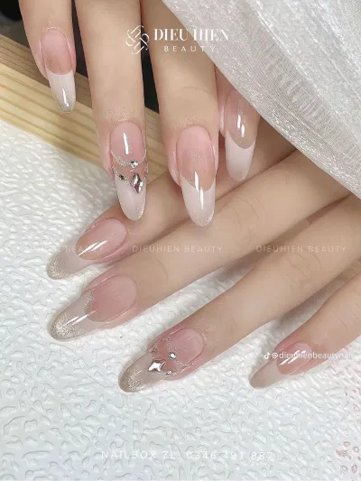 Mẫu nail french tone trắng thanh lịch