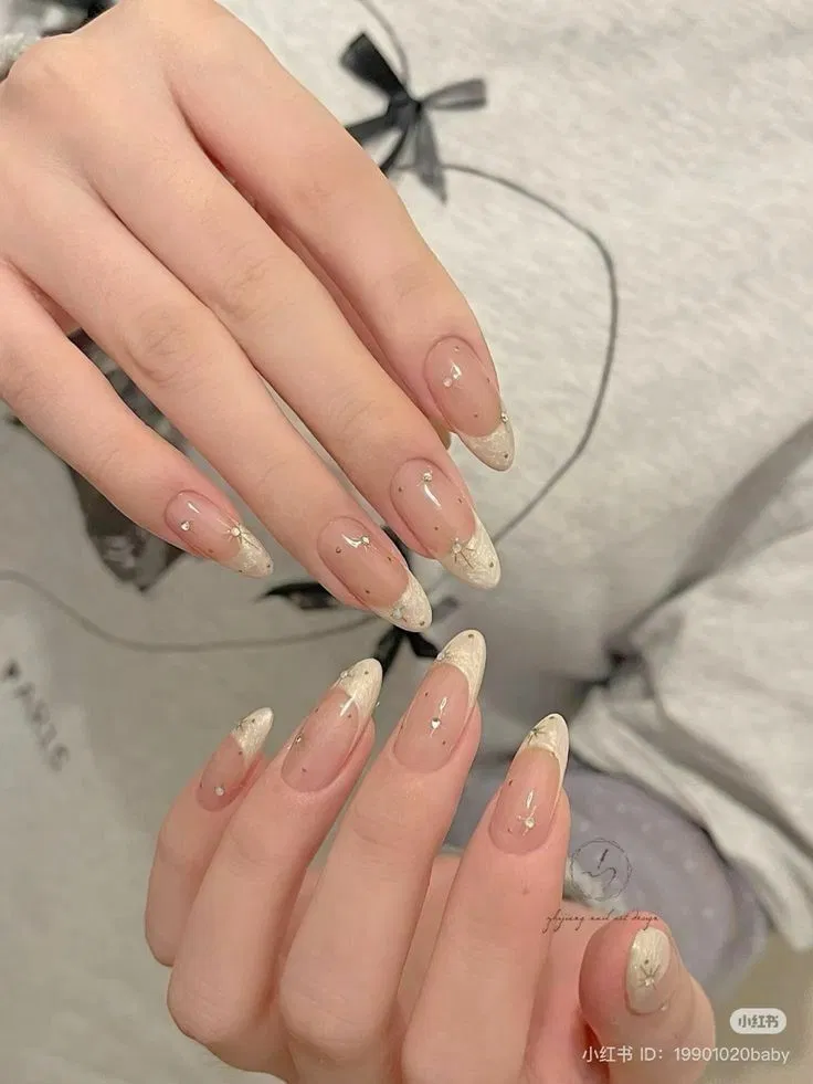 Nếu chán kiểu french cơ bản thì đây là 101 mẫu nail french trendy mà nàng nên thử 2025 mẫu nail french mẫu nail french 2025 mẫu nail french đầu móng mẫu nail french đẹp Mẫu nail french mắt mèo sang chảnh nail french Nail french phong cách Y3K