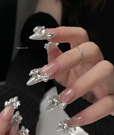 Nếu chán kiểu french cơ bản thì đây là 101 mẫu nail french trendy mà nàng nên thử 2025 mẫu nail french mẫu nail french 2025 mẫu nail french đầu móng mẫu nail french đẹp Mẫu nail french mắt mèo sang chảnh nail french Nail french phong cách Y3K