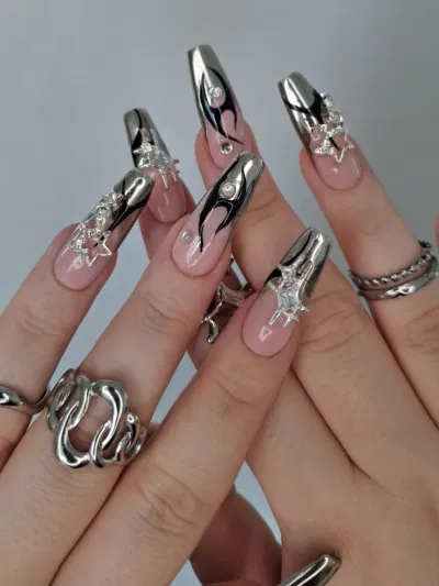 Mẫu nail tone bạc đen chuẩn chất Y3K (Nguồn: Internet) Mẫu nail tone bạc đen chuẩn chất Y3K (Nguồn: Internet)