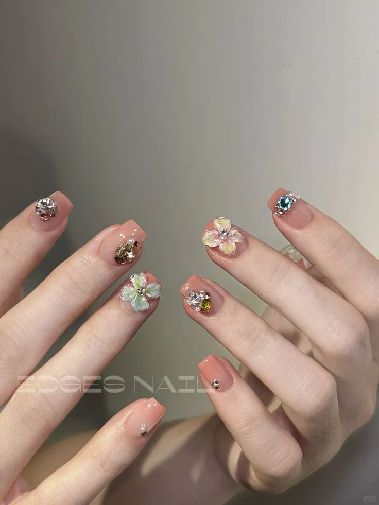 Đắp hoa nổi thêm một vài viên đá nhỏ