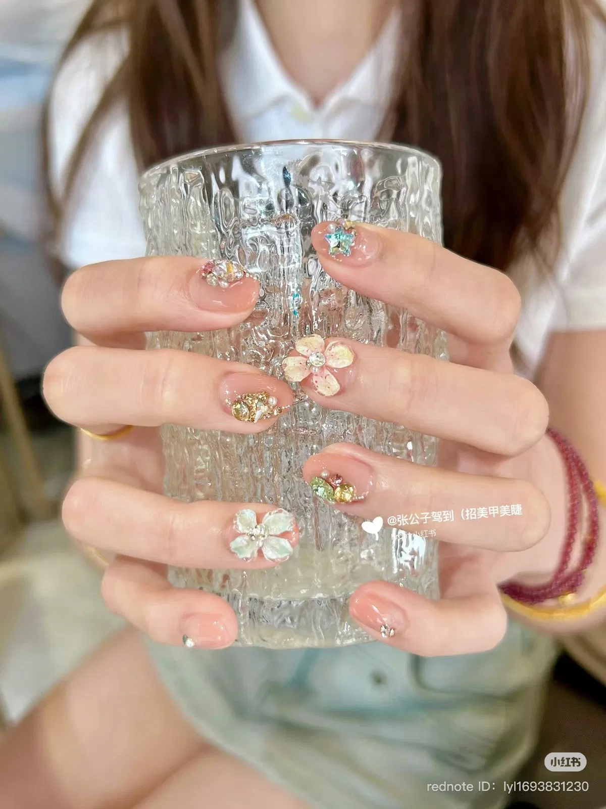 Nail hoa nổi màu sắc hài hòa cân đối