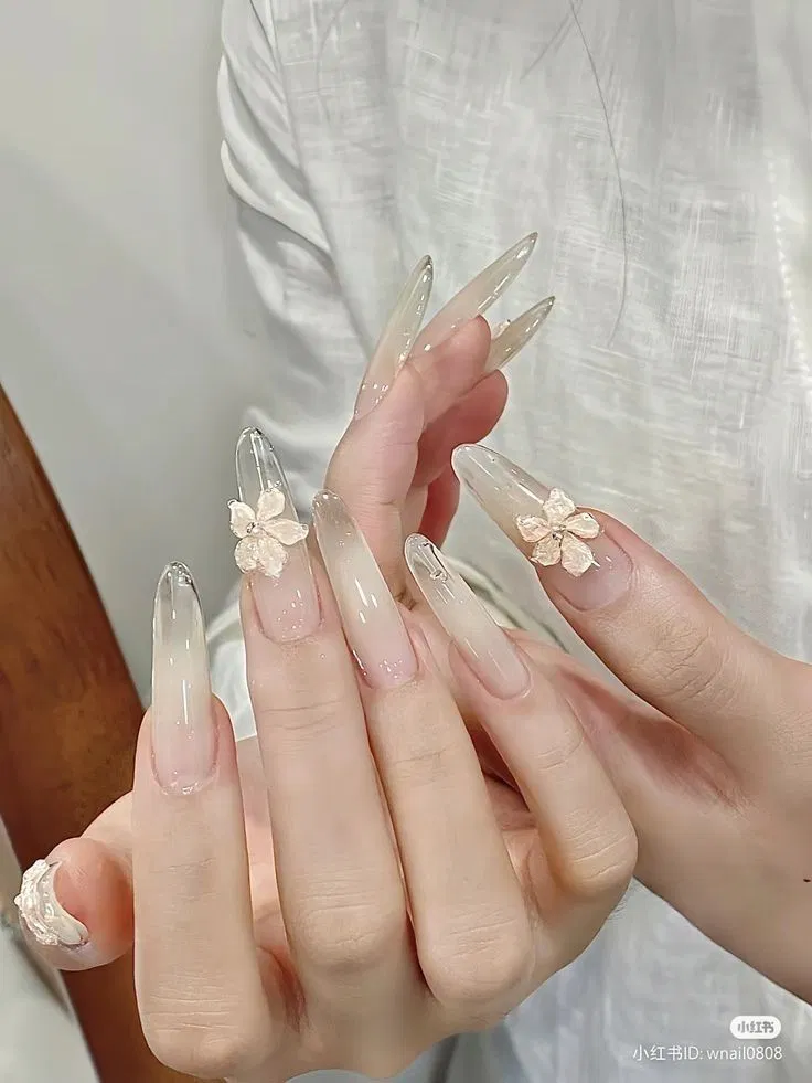 Màu ombre nhẹ nhàng với điểm nhấn là hoa Màu ombre nhẹ nhàng với điểm nhấn là hoa