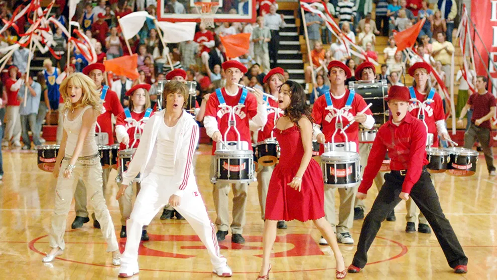 Bài hát "We're All in This Together'. Nguồn: Internet Top 13 bài hát hay nhất trong phim High School Musical bài hát bài hát hay Be With You Disney điện ảnh hay nhất nổi tiếng phim hay series phim Something New Top 13 bài hát hay nhất trong phim High School Musical With you You Are