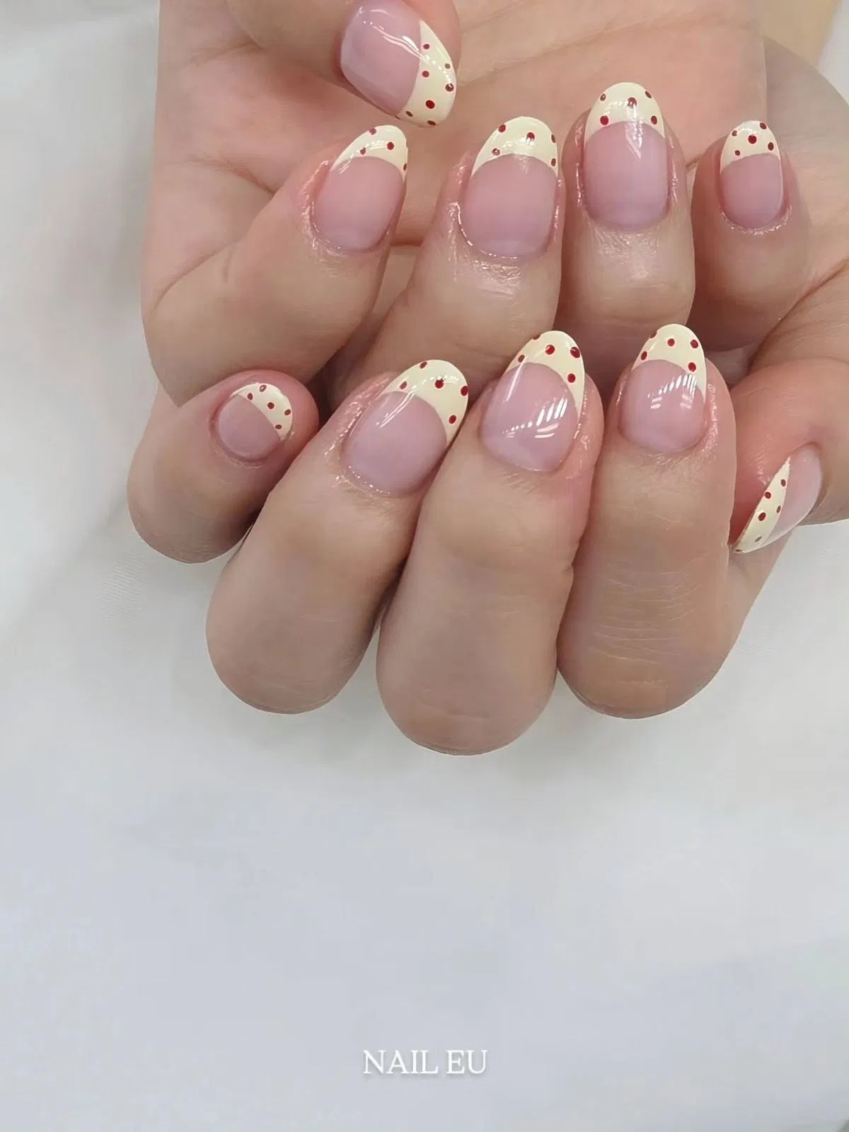 Chấm bi ở phần French đầu móng