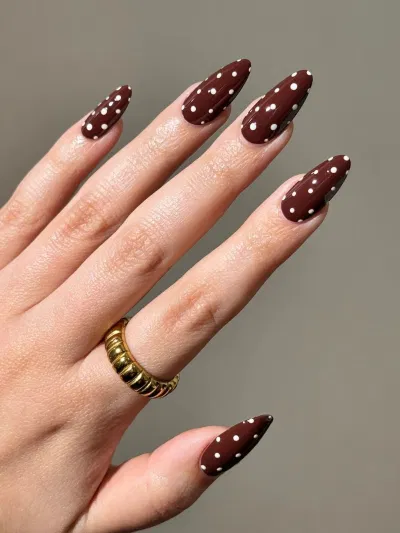 Nail chấm bi nền đỏ