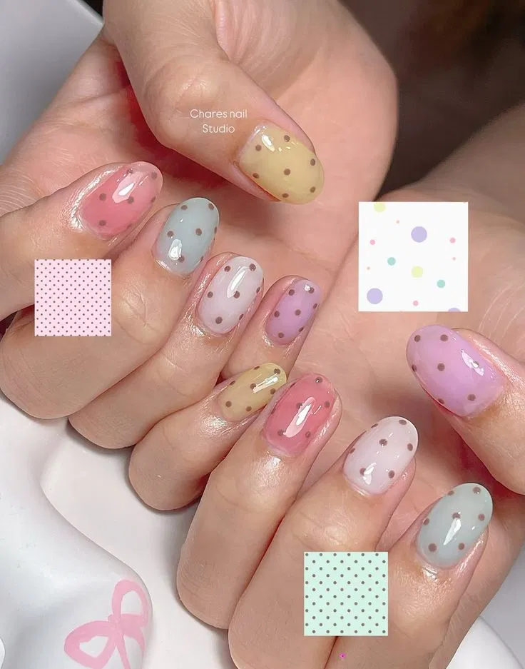 Mẫu nail xinh với màu pastel chấm bi