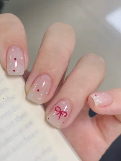 Chấm bi trên nền màu sơn thạch