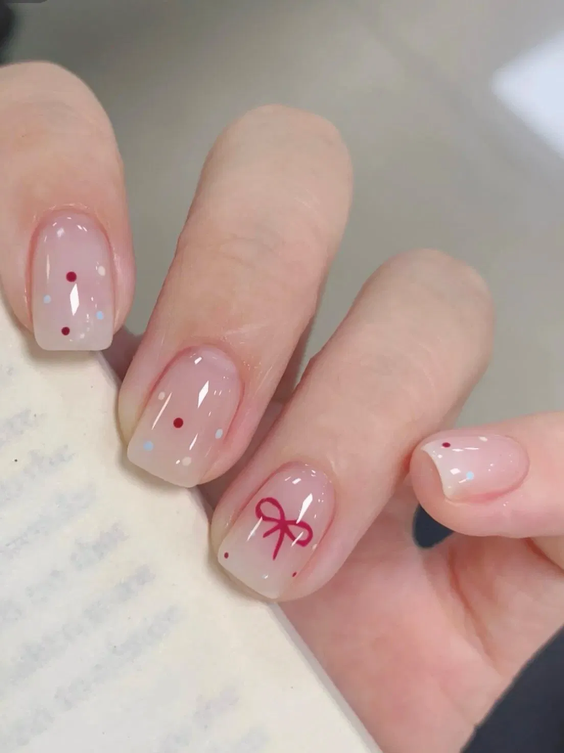 Chấm bi trên nền màu sơn thạch