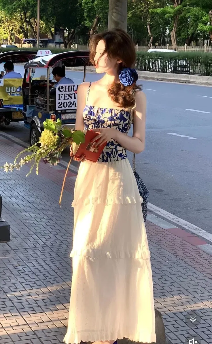 Phối đồ với chân váy dài và áo dây