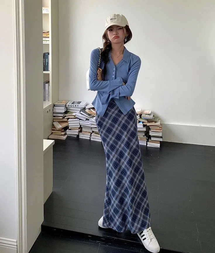 Chân váy kẻ mang hơi hướng Y2K