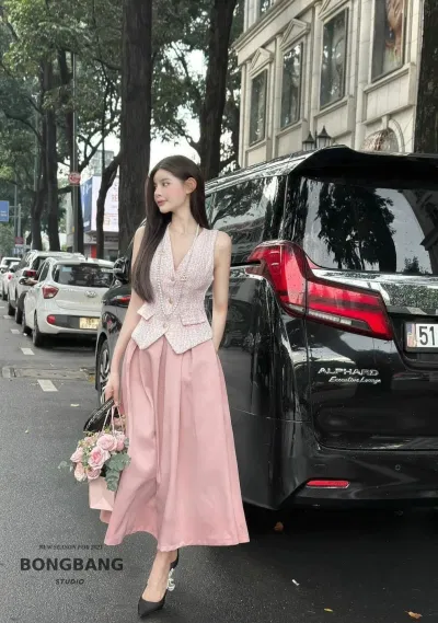 Áo cổ vest cùng chân váy thanh lịch