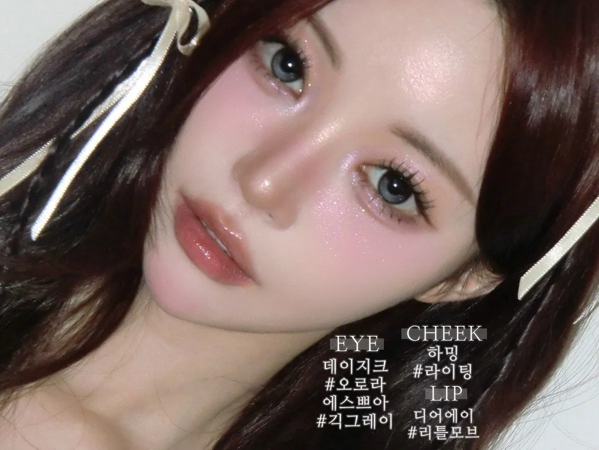 Phối màu má hồng với nhũ mịn