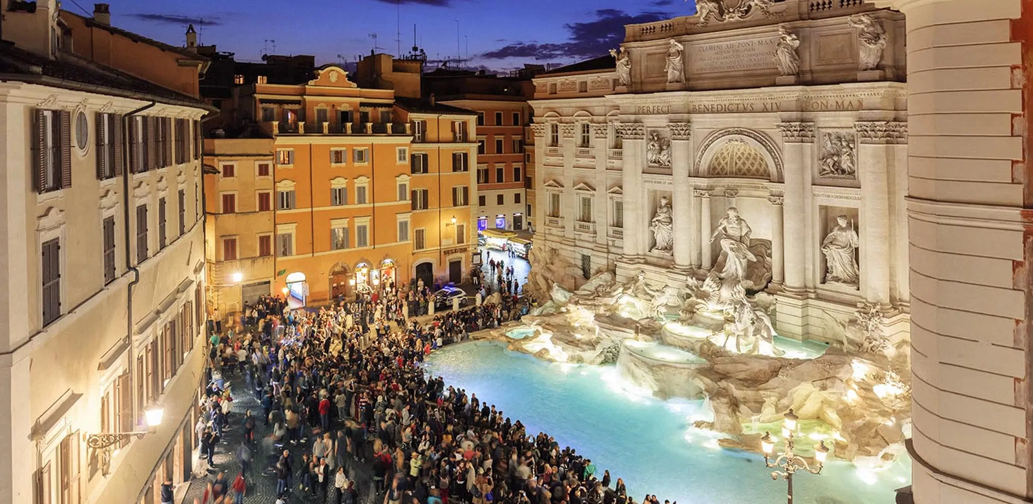 Đài phun nước Trevi nhìn từ sân thượng của Relais Fontana di Trevi (Ảnh: Internet)