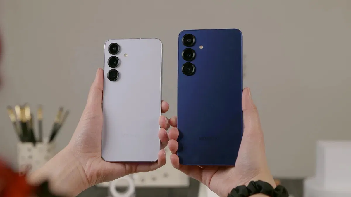 Galaxy S25 (trái) và Galaxy S25 Plus (Phải) (Ảnh: Internet) Galaxy S25 (trái) và Galaxy S25 Plus (Phải) (Ảnh: Internet)