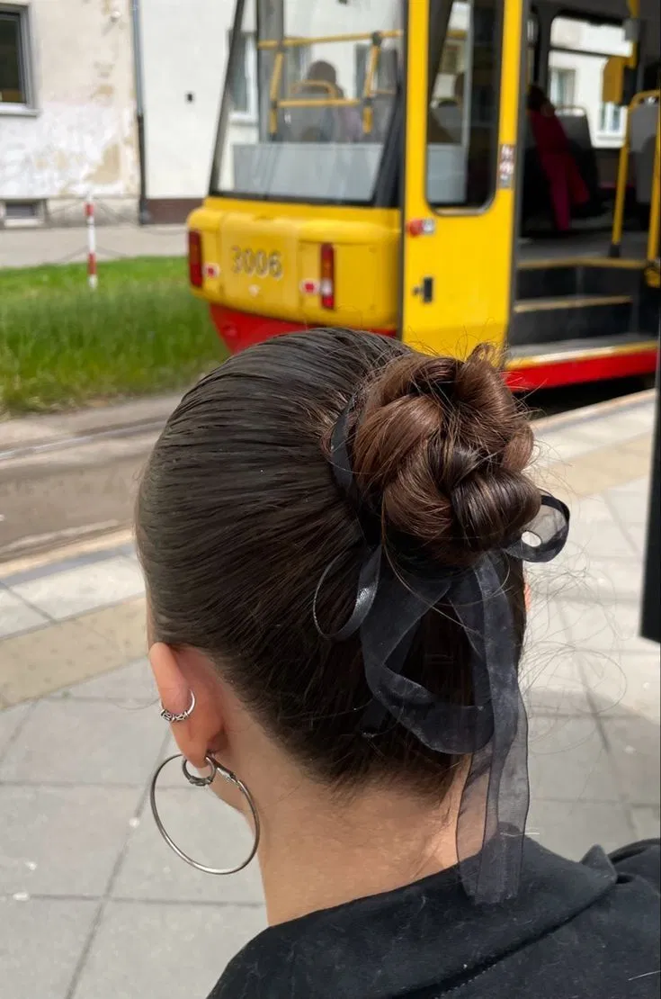 Tóc búi tròn phối ruy băng