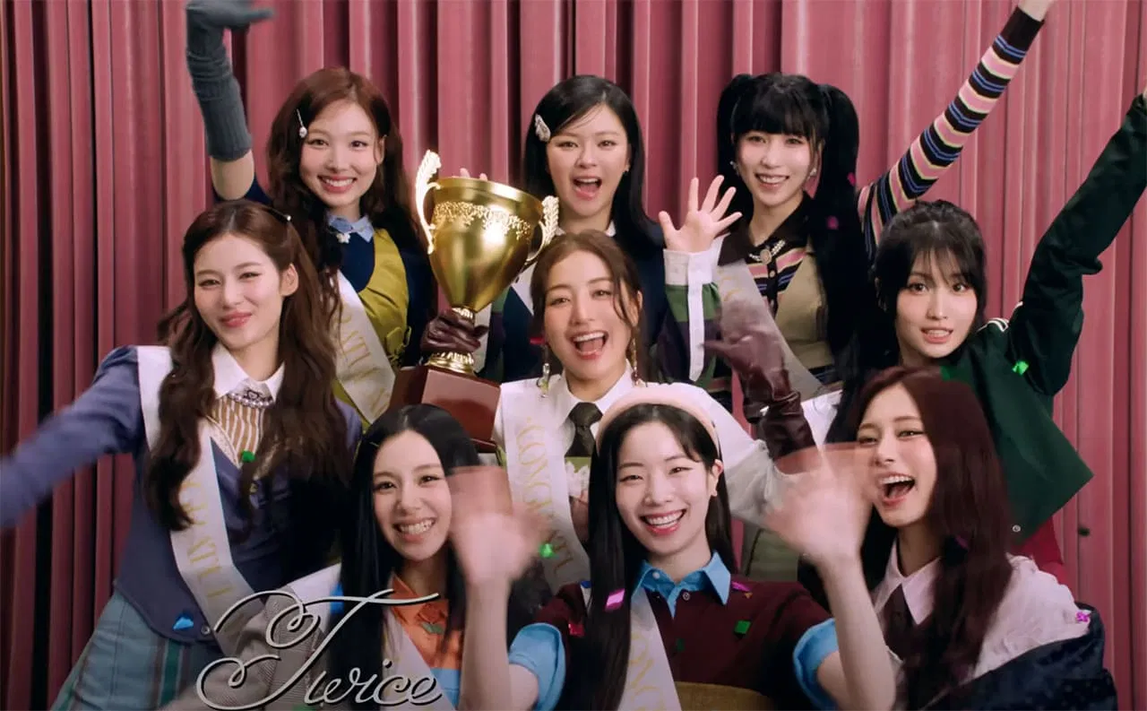 "TEN: The Story Goes On" không chỉ là một sản phẩm âm nhạc, mà còn là một concept mang tính "full circle", kết nối giữa quá khứ và hiện tại của TWICE sau 10 năm hoạt động (Ảnh: Internet)