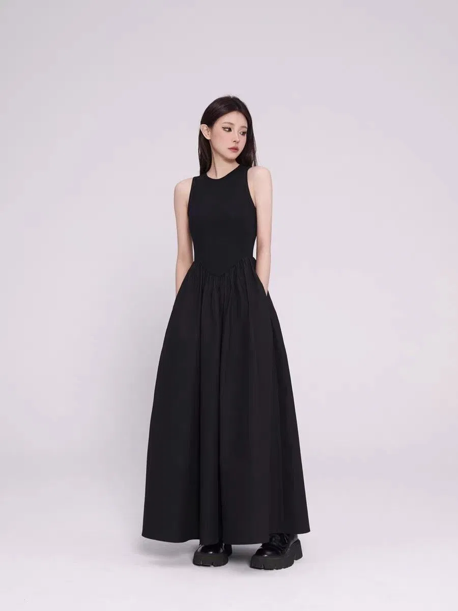 Dáng váy trẻ trung với phần cổ tròn Dáng váy trẻ trung với phần cổ tròn