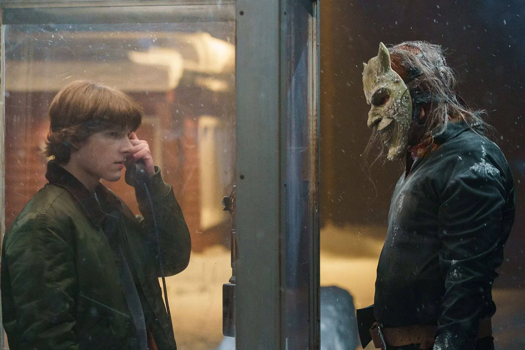 Lấy bối cảnh 3 năm sau phần phim đầu tiên, The Black Phone 2 mở ra chương mới đầy ám ảnh trong cuộc đời của Finn và em gái Gwen