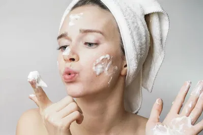 Chọn sữa rửa mặt dịu nhẹ, dưỡng ẩm