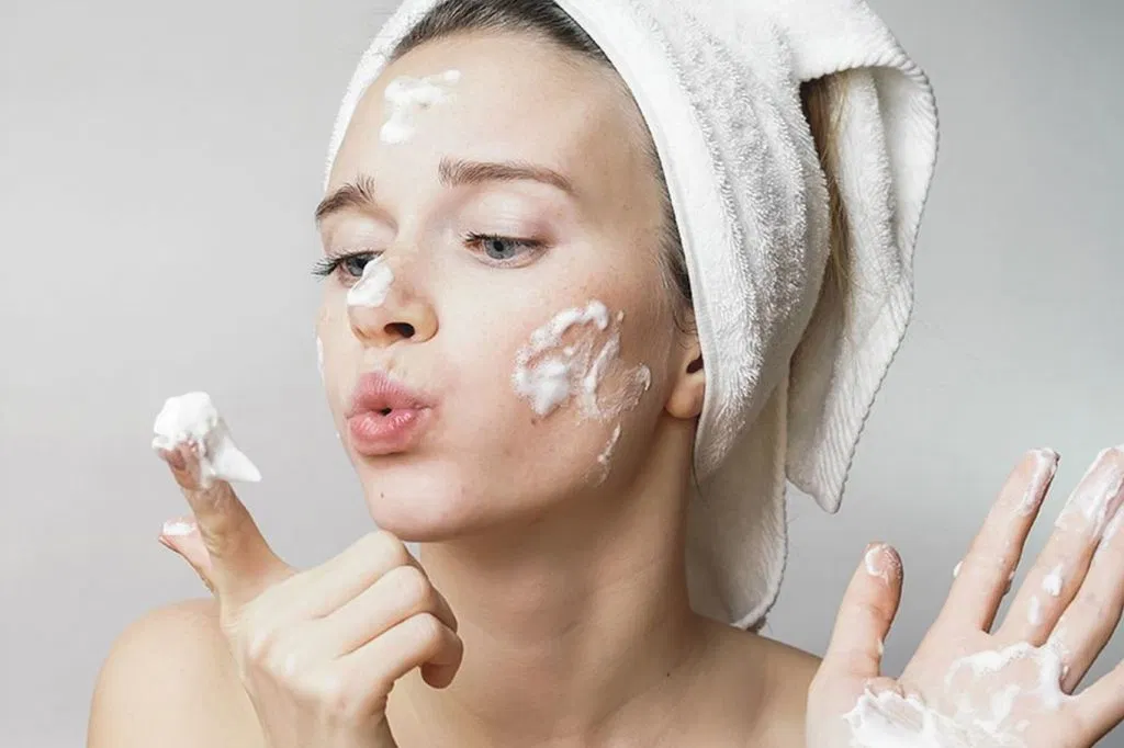 Chọn sữa rửa mặt dịu nhẹ, dưỡng ẩm