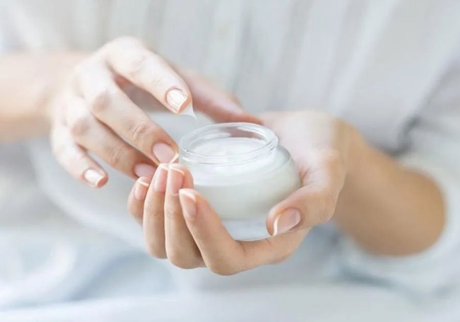 Nếu mùa hè bạn ưu tiên các sản phẩm dưỡng ẩm mỏng nhẹ thì mùa đông lại cần những loại kem giàu dưỡng chất và có khả năng dưỡng ẩm tốt hơn