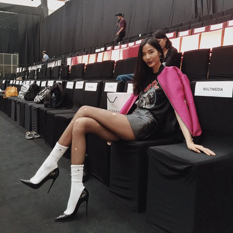 Mang giày cao gót cùng tất