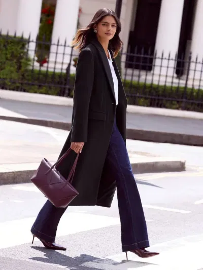 Quần jeans tối màu vừa vặn