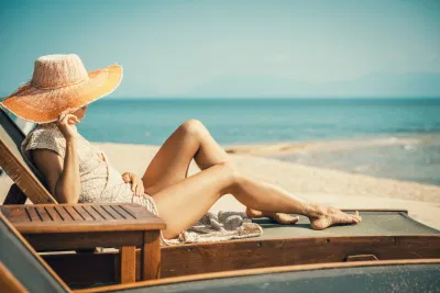 Thoa sữa dưỡng thể trước và sau khi tắm nắng