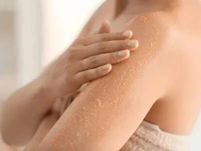 Thoa sữa dưỡng thể sau khi tẩy tế bào chết