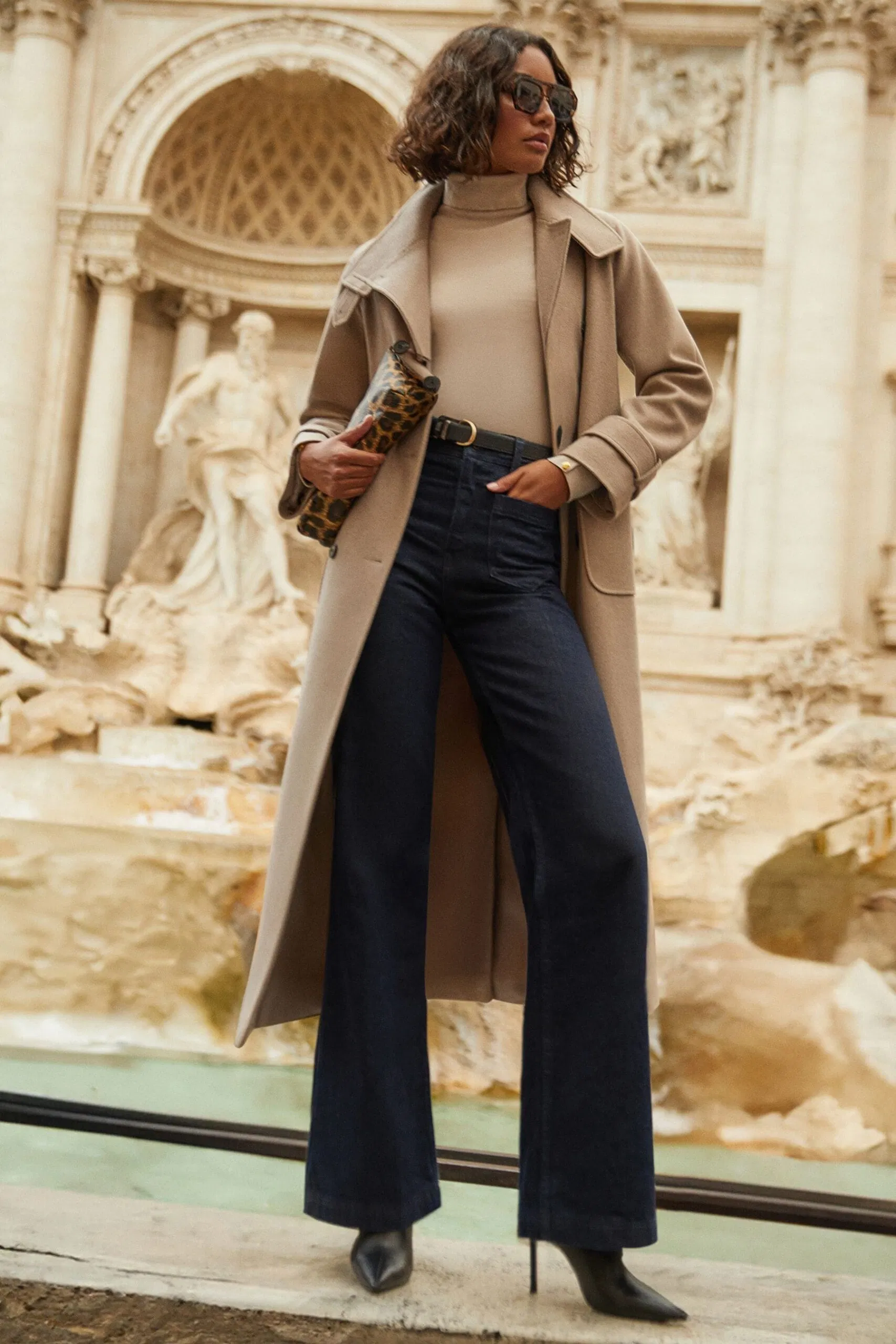 Áo khoác camel và quần jeans ống đứng