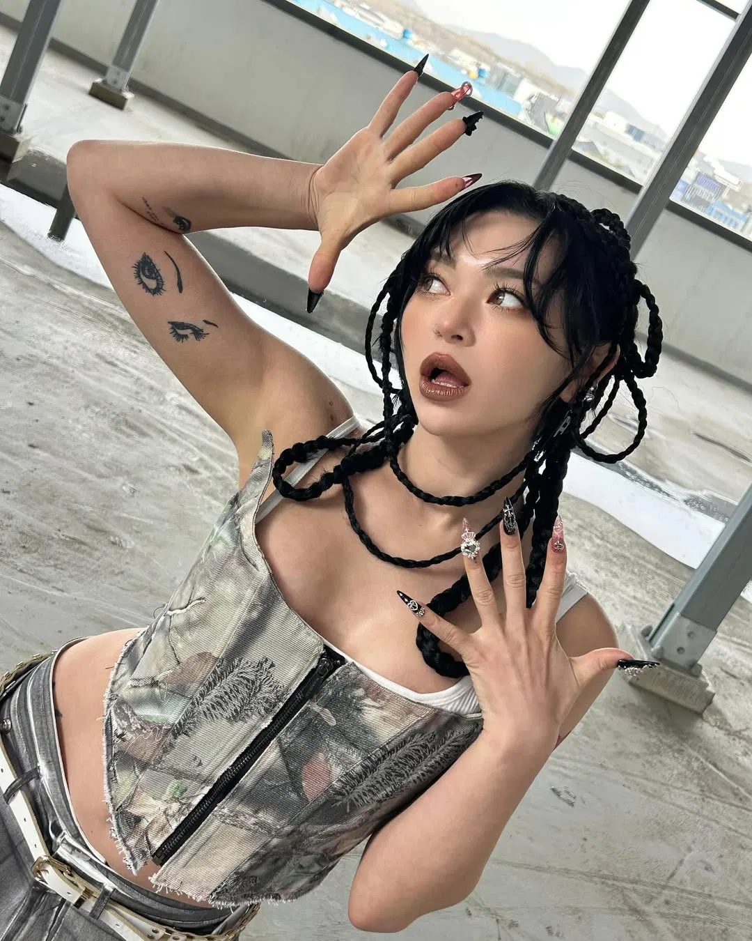 AleXa từng đại diện Hàn Quốc tham gia American Song Contest và gây ấn tượng mạnh nhờ hình thể săn chắc cùng phong cách biểu diễn “đốt cháy sân khấu” (Ảnh: Internet)