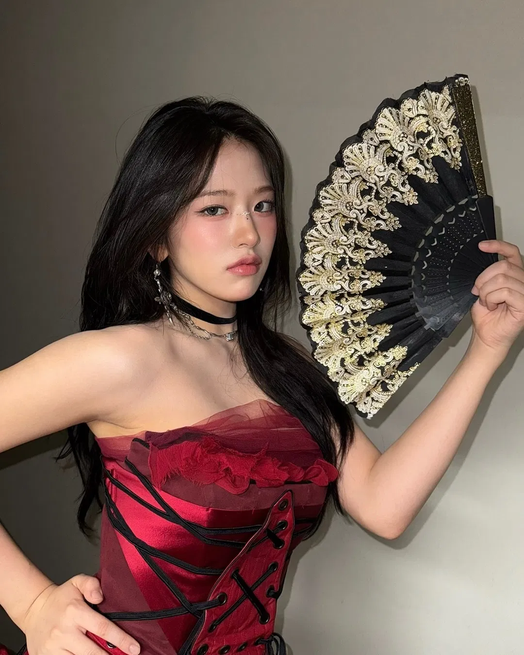 An Yu Jin từng chia sẻ rằng cô duy trì việc tập tạ nhẹ và cardio đều đặn giữa các buổi luyện vũ đạo, giúp cơ thể săn chắc mà vẫn giữ đường nét nữ tính (Ảnh: Internet)