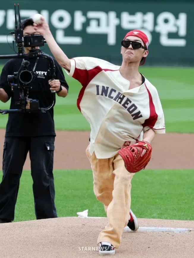 Choi Hyun-wook xin lỗi sau khi ném trúng bóng trong trận đấu bóng chày (Ảnh: Internet)