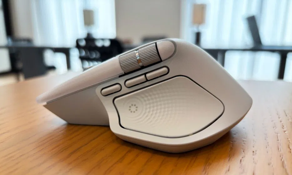Mặt bên của chuột Logitech MX Master 4 có nút Actions Ring mới và bảng phản hồi xúc giác được tích hợp vào phần để ngón tay cái (Ảnh: Internet)