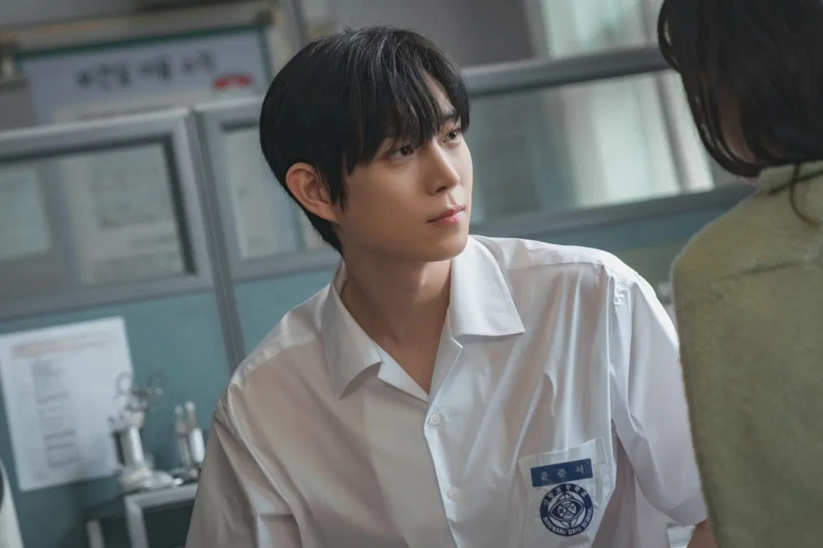 Kim Young Dae là nam diễn viên sinh năm 1996, gây chú ý qua loạt vai diễn nam thần học đường trong "Extraordinary You" (2019) và "The Penthouse" (2020–2021) (Ảnh: Internet)