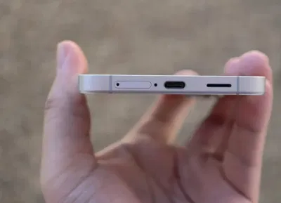 Điện thoại Galaxy S25 FE với cổng USB-C (Ảnh: Internet) Điện thoại Galaxy S25 FE với cổng USB-C (Ảnh: Internet)