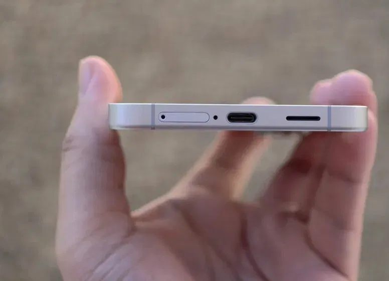 Điện thoại Galaxy S25 FE với cổng USB-C (Ảnh: Internet)