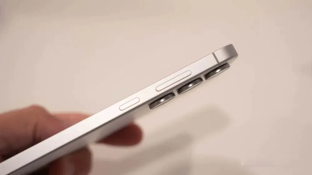Các nút bấm bên hông của Galaxy S25 FE (Ảnh: Internet)