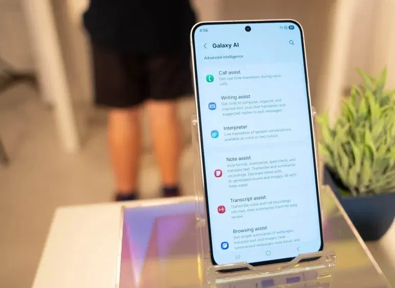 Điện thoại Galaxy S25 FE với trang Galaxy AI đang mở (Ảnh: Internet)
