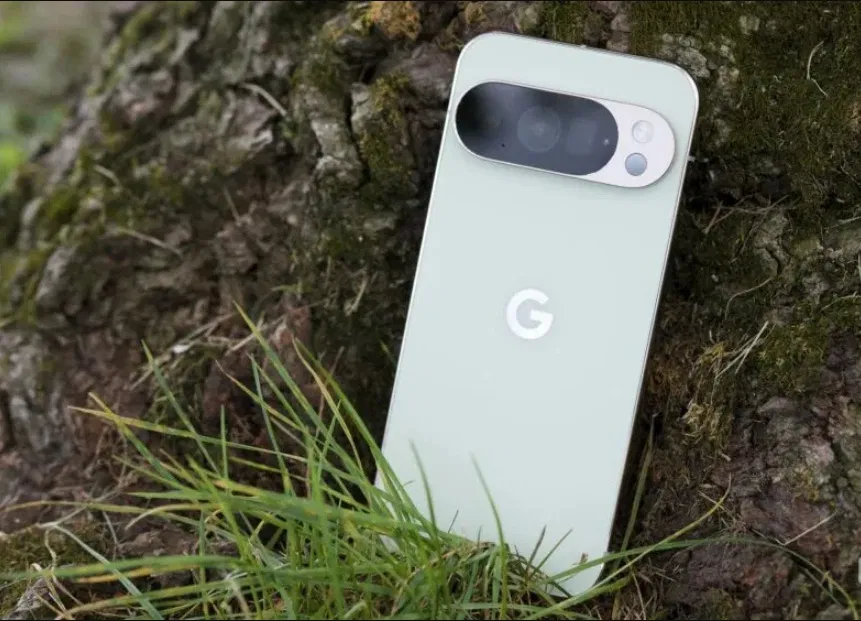 Điện thoại Pixel 10 Pro màu xanh ngọc bích (Ảnh: Internet)