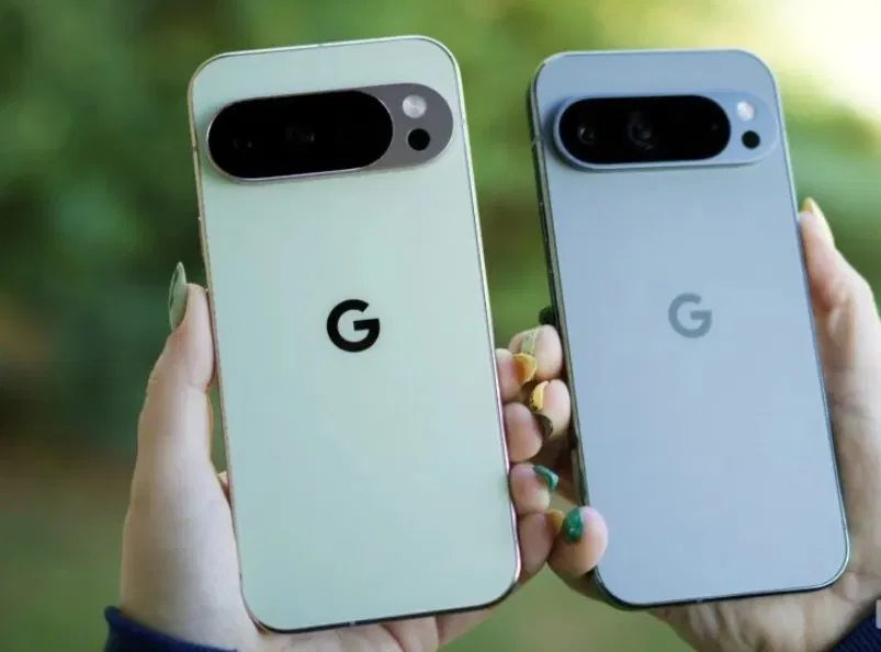 Điện thoại Pixel 10 Pro (trái) và Pixel 9 Pro (Ảnh: Internet)