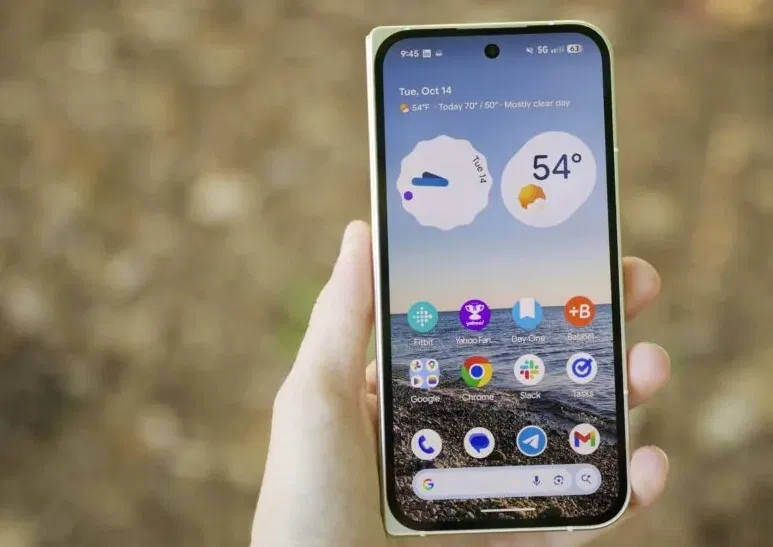 Điện thoại gập Pixel 10 Pro Fold với màn hình ngoài (Ảnh: Internet)